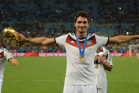 Der größte Moment der Karriere: Mats Hummels jubelt mit dem WM-Pokal in der rechten Hand nach dem gewonnenen WM-Finale 2014 in R