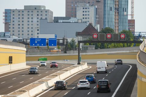 Die ersten Fahrzeuge rollen über das neue Teilstück der A100 in Berlin. Foto: Soeren Stache/dpa
