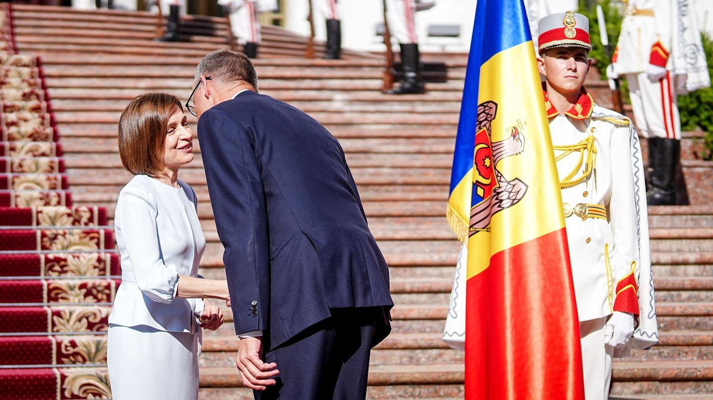 Kanzler Friedrich Merz begrüßt Präsidentin Maia Sandu vor Soldaten in Paradeuniform