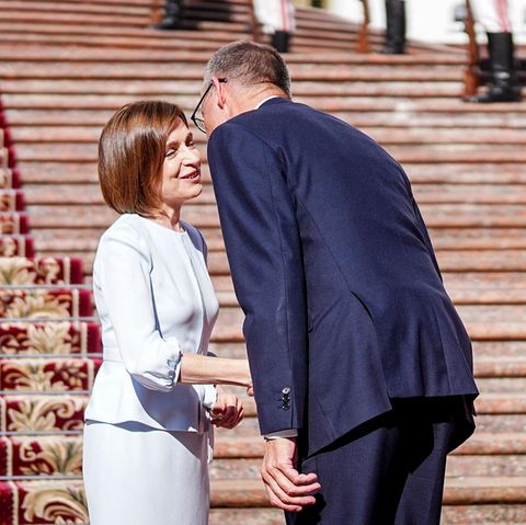 Kanzler Friedrich Merz begrüßt Präsidentin Maia Sandu vor Soldaten in Paradeuniform