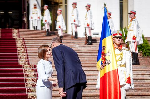 Kanzler Friedrich Merz begrüßt Präsidentin Maia Sandu vor Soldaten in Paradeuniform