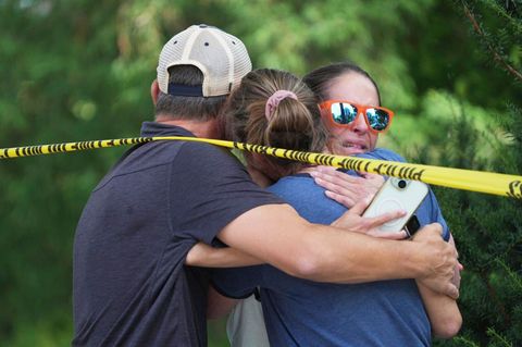 Menschen umarmen sich nach Schüssen an einer Schule, bei denen zwei Kinder gestorben sind. Foto: Alex Kormann/Star Tribune/AP/dp