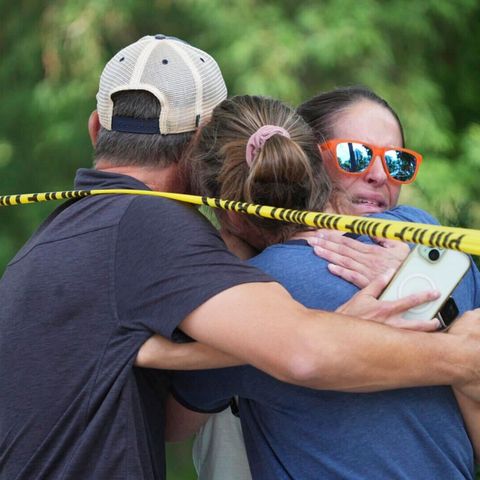 Menschen umarmen und trösten sich nach den tödlichen Schüssen in einer Schule in Minneapolis Menschen umarmen und trösten sich nach den tödlichen Schüssen in einer Schule in Minneapolis