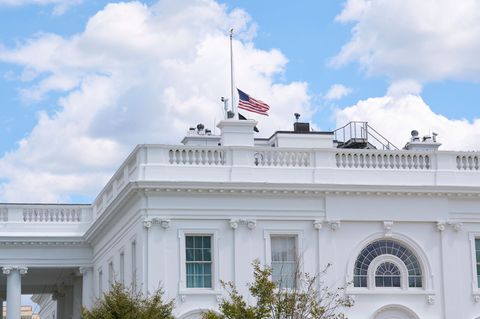 Die Flagge am Weißen Haus ist auf halbmast gesenkt. Foto: Jacquelyn Martin/AP/dpa