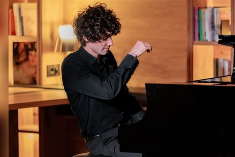 Kulturaustausch am Kamin: Musik, Kunst und Lesungen im Cyprianerhof Dolomit Resort.