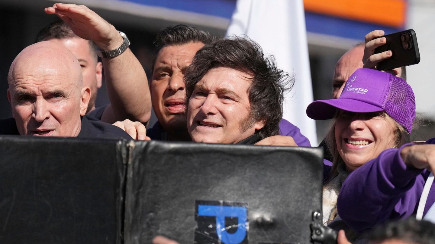 Argentina: President Javier Milei thrown at stones