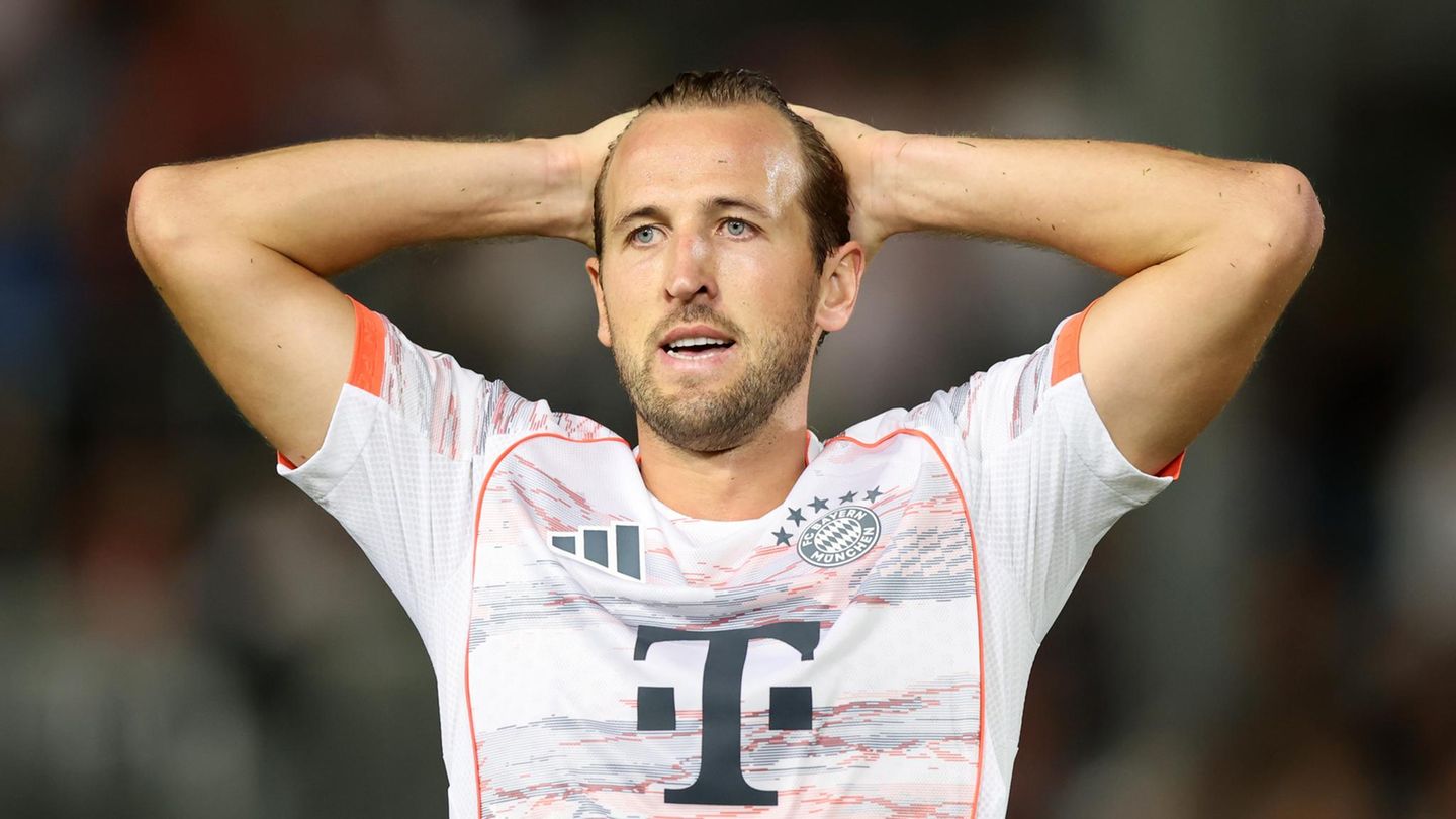 Harry Kane, der die Hände hinter seinem Kopf hält