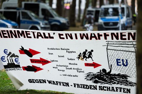 Nach einer Demo in Köln ist ein umstrittener Protestzug in Meerbusch geplant. Foto: Rolf Vennenbernd/dpa