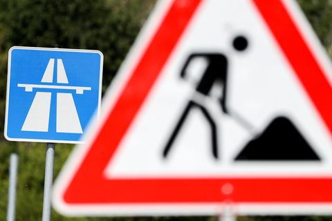 Wegen Brückenarbeiten über der A46 wird die vielbefahrene Autobahn bei Wuppertal mehrere Tage voll gesperrt. (Symbolbild) Foto: