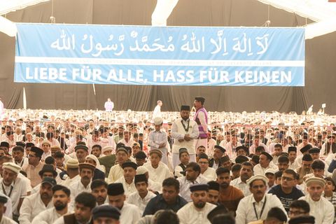 Die Menschen beten bei der Versammlung auch gemeinsam. (Archivbild) Foto: Thomas Frey/dpa