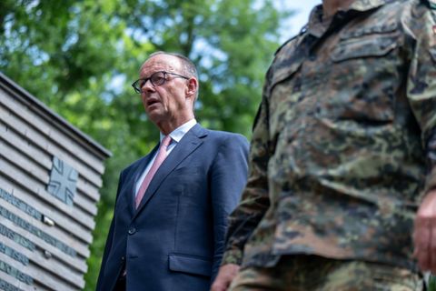 Kanzler Merz (mit Soldat)
