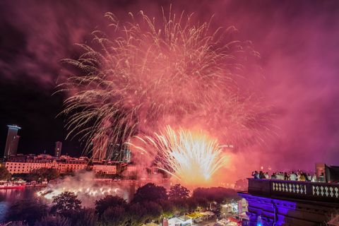 Das Museumsuferfest endet traditionell mit einem Musikfeuerwerk (Archivbild). Foto: Andreas Arnold/dpa