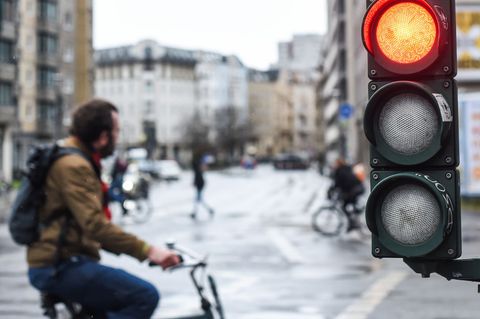 Zeigt die nächste Ampel noch Grün oder doch schon Rot? Eine neue Technik soll Radfahrern in Berlin an einigen Stellen bei der Ei