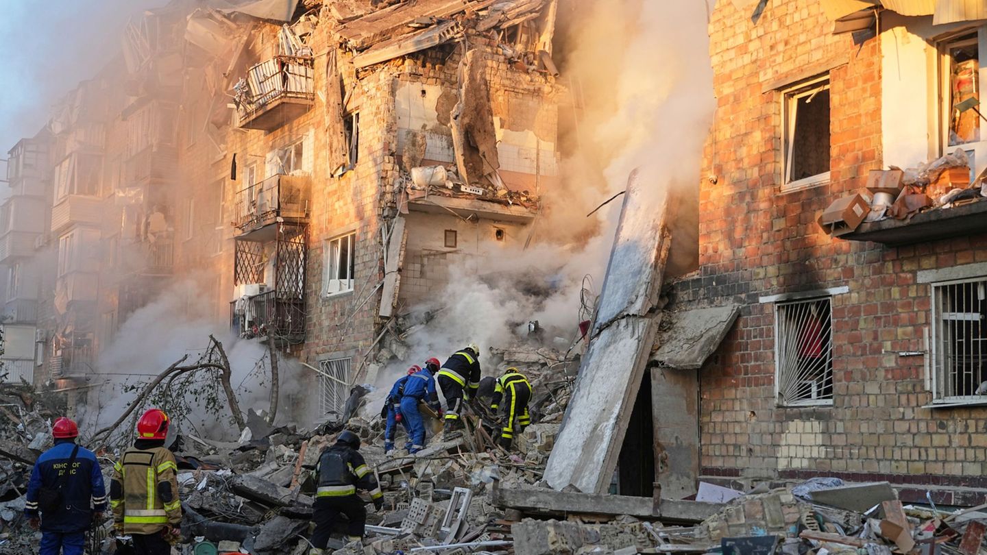 War in Ukraine: Several dead in Russian air strikes on Kyiv