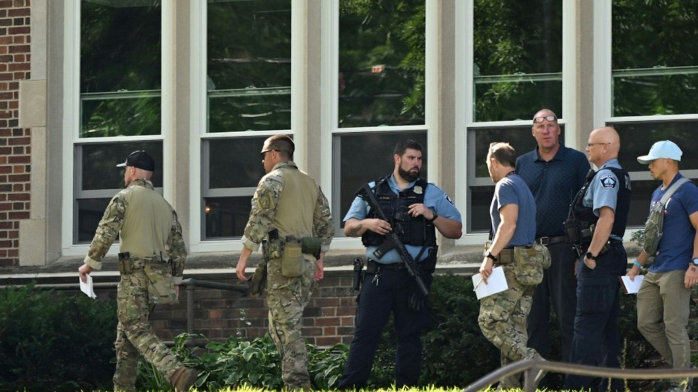 Einsatzkräfte an der Schule in Minneapolis