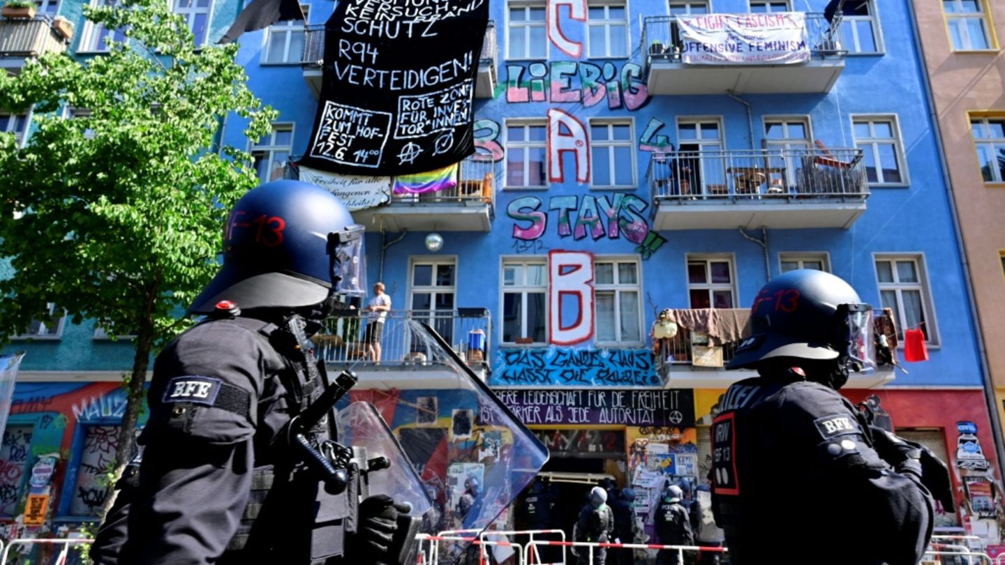 Polizisten vor dem besetzten Gebäude in Berlin