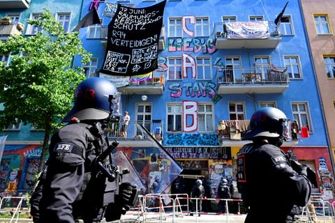 Polizisten vor dem besetzten Gebäude in Berlin