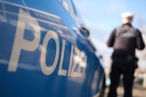 Nach einem Sturz vom Fahrrad wird ein 72-Jähriger zunächst von seinem Sohn nach Hause gebracht. Kurze Zeit später kommt er in ei