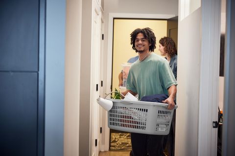 Mann beim Einzug in die neue Wohnung