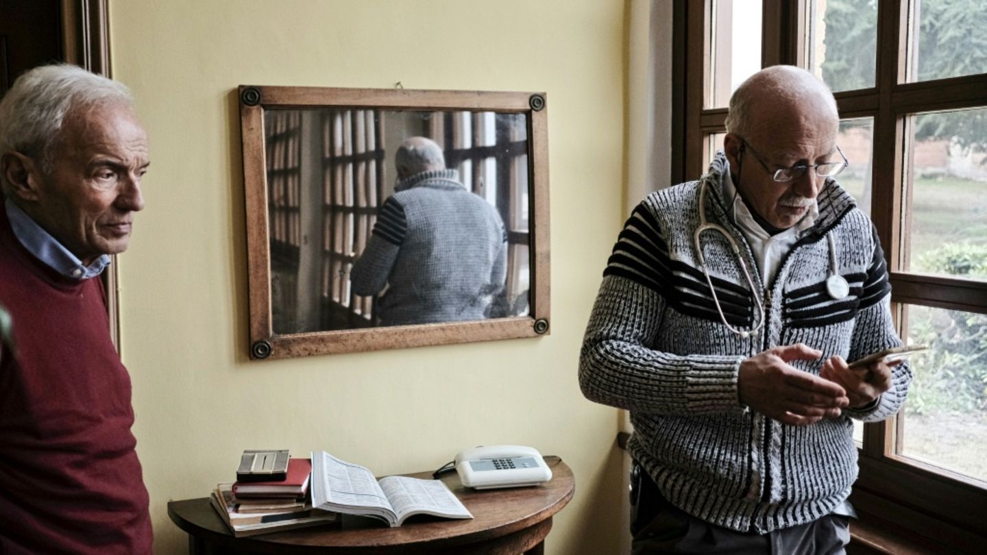 Älterer Mensch mit Smartphone