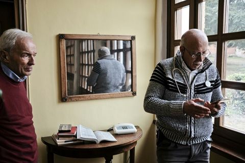 Älterer Mensch mit Smartphone