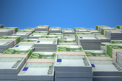 Rente: Stapel von 100-Euro-Scheinen