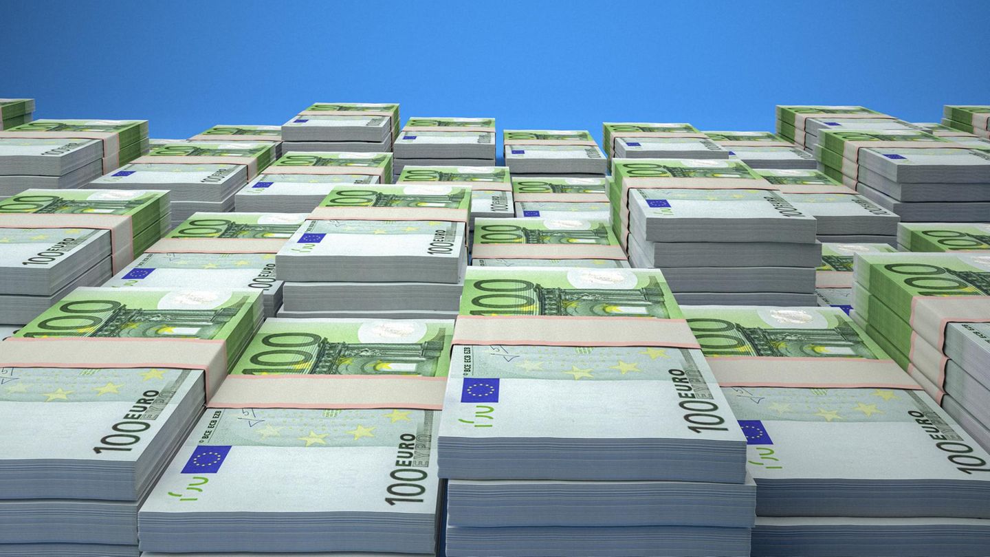 Rente: Stapel von 100-Euro-Scheinen Rente: Stapel von 100-Euro-Scheinen