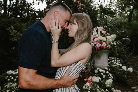 Mit unter anderem diesem Foto verkündeten Travis Kelce und Taylor Swift ihre Verlobung.