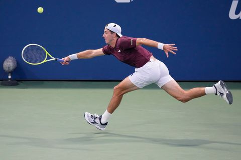 Jan-Lennard Struff überrascht bei den US Open mit einem Sieg gegen Holger Rune. Foto: Frank Franklin/AP/dpa
