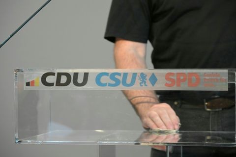 Pult mit Parteilogos