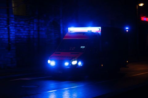Rettungskräfte brachten den Schwerverletzten in ein Krankenhaus. (Symbolbild) Foto: Nicolas Armer/dpa