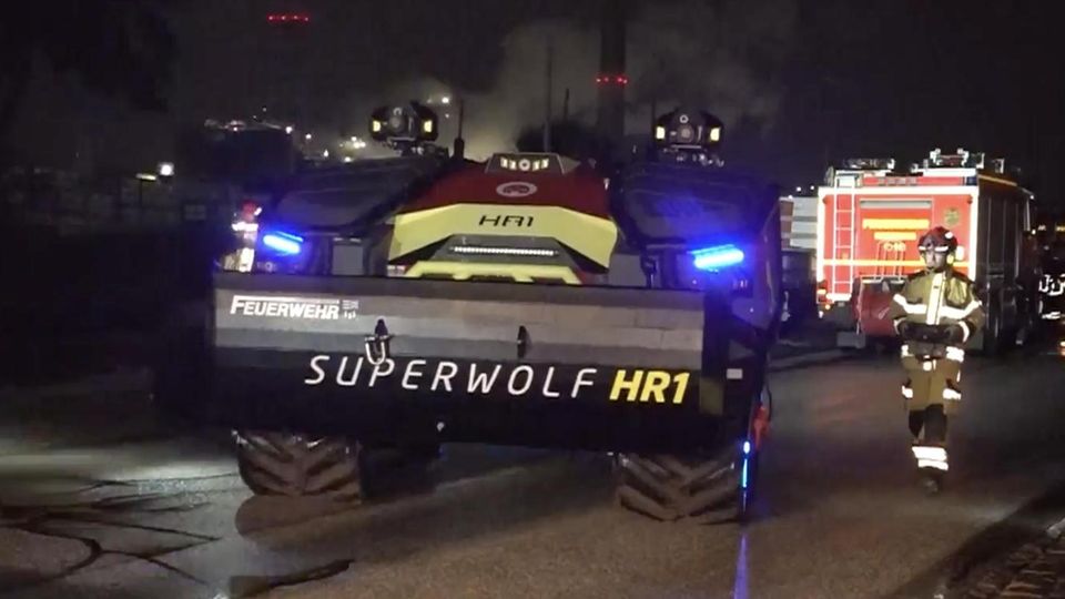 Nach Gasflaschen-Explosion: Speziallöschfahrzeug "Superwolf" rückt an Speziallöschfahrzeug "Superwolf"