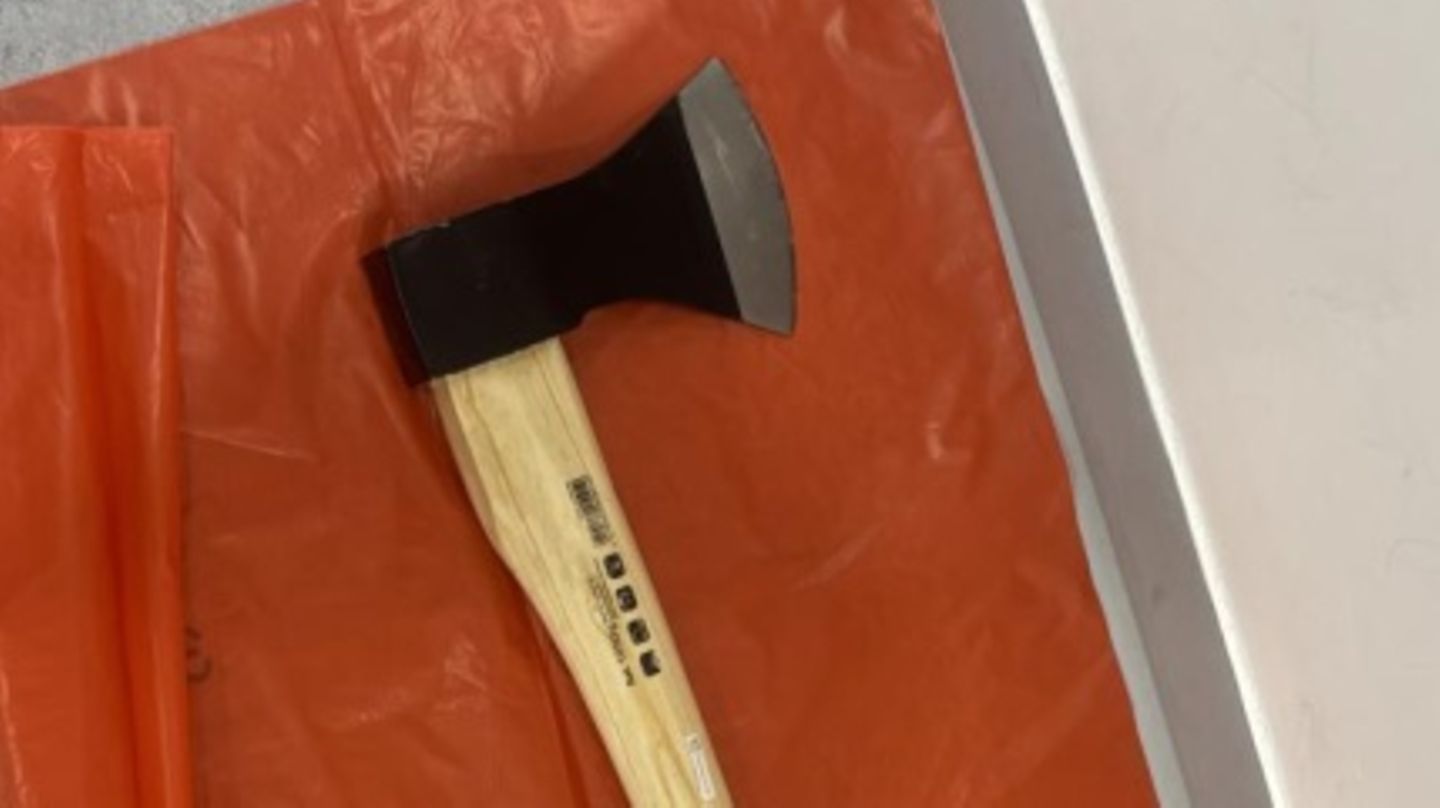 Ein Polizeifoto zeigt eine langstielige Axt, die ein Mann im ICE bei sich hatte