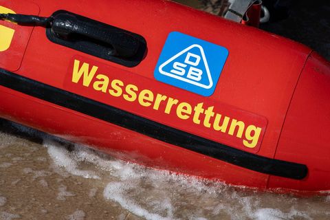 Auch die Wasserrettung war an der Suche beteiligt. (Symbolbild) Foto: Stefan Sauer/dpa