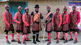 Die Sargträger, genannt "Coffin Dancers", in der Uniform "Scottisch Red". Sie tragen nicht nur die Toten auf ihrem letzten Gang, sondern sorgen vorher noch mit Tanz und Musik für Stimmung