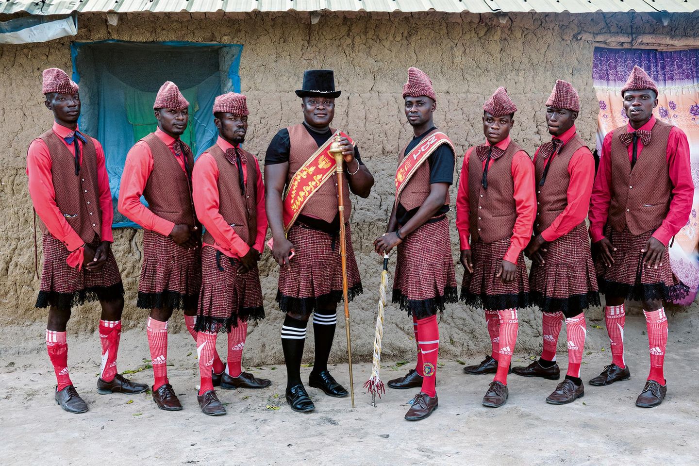 Die Sargträger, genannt "Coffin Dancers", in der Uniform "Scottisch Red". Sie tragen nicht nur die Toten auf ihrem letzten Gang, sondern sorgen vorher noch mit Tanz und Musik für Stimmung