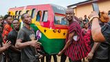 Bei der Ghana Railway Company ist es Brauch, verstorbene Kollegen in Form und Farbe einer ihrer Lokomotiven zu beerdigen