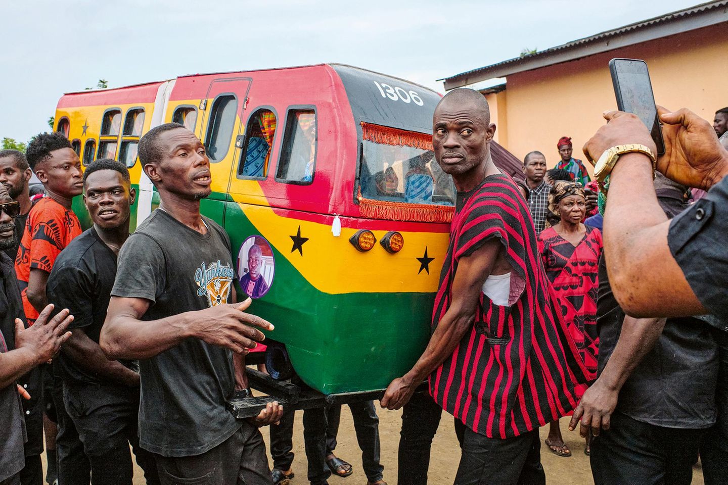Bei der Ghana Railway Company ist es Brauch, verstorbene Kollegen in Form und Farbe einer ihrer Lokomotiven zu beerdigen