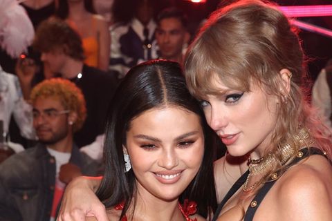 Selena Gomez (li.) und Taylor Swift sind beide verlobt.