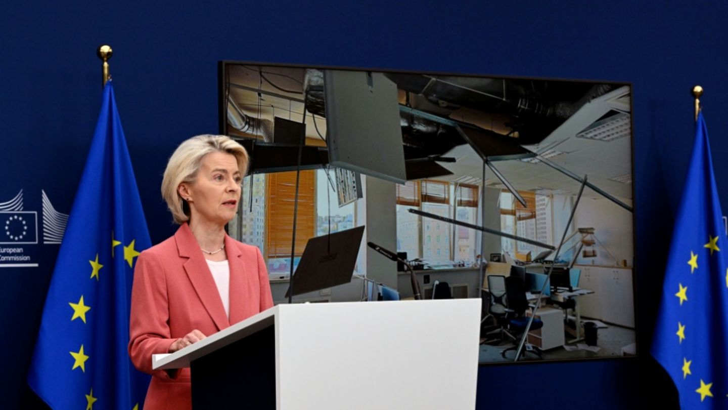Ursula von der Leyen vor Foto von beschädigtem EU-Büro