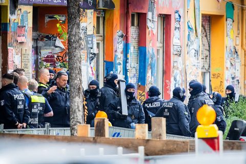 Die Polizei durchsucht ein bekanntes Haus der linksextremen Szene in Berlin-Friedrichshain. Foto: Christoph Soeder/dpa
