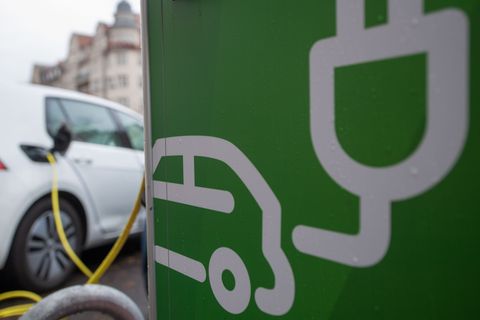 Nach dem Ende der Förderung steigen die E-Auto-Zahlen in Sachsen wieder deutlich. (Archivbild) Foto: Hendrik Schmidt/dpa