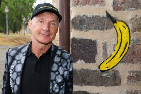 Künstler Thomas Baumgärtel zeichnet mit seinen Spay-Bananen weltweit Kunststätten aus. Foto: Peter Gercke/dpa