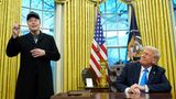 Elon Musk steht neben Donald Trump im Oval Office