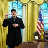 Elon Musk steht neben Donald Trump im Oval Office