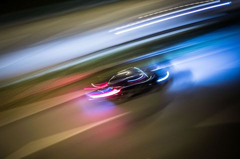 Zwei Polizeibeamte werden bei der riskanten Verfolgungsjagd in Oberbayern leicht verletzt. (Symbolbild) Foto: Frank Rumpenhorst/