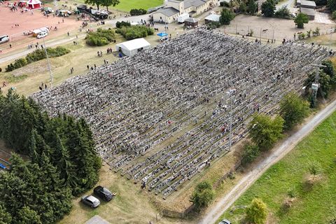 Über 140.000 Socken hängen an der Leine und sollen Thüringen einen neuen Weltrekord beschafft haben. (Archivbild) Foto: Sebastia
