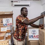 Ein Mitarbeiter sortiert mit USAID beschriftete Kisten in einem Krankenhaus-Lagerraum in Kenia