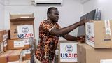 Ein Mitarbeiter sortiert mit USAID beschriftete Kisten in einem Krankenhaus-Lagerraum in Kenia