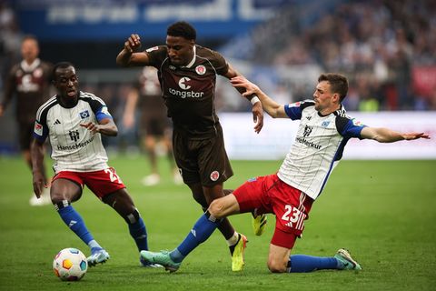 Voll dabei: St. Paulis Oladapo Afolayan (M) kämpft mit Hamburgs Jean-Luc Dompe (l) und Hamburgs Jonas Meffert um den Ball. (Arch